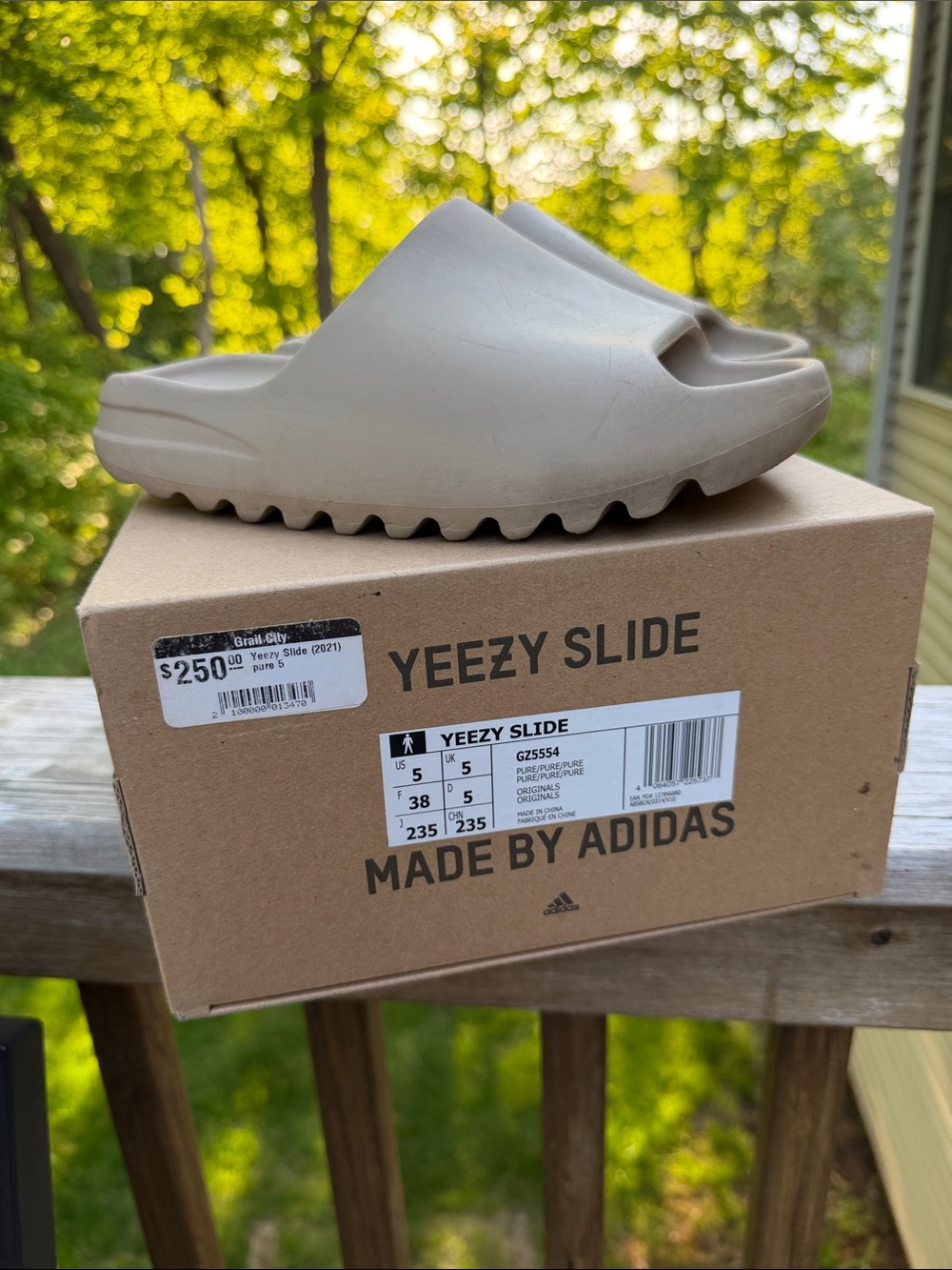 adidas Yeezy Slide in Bone